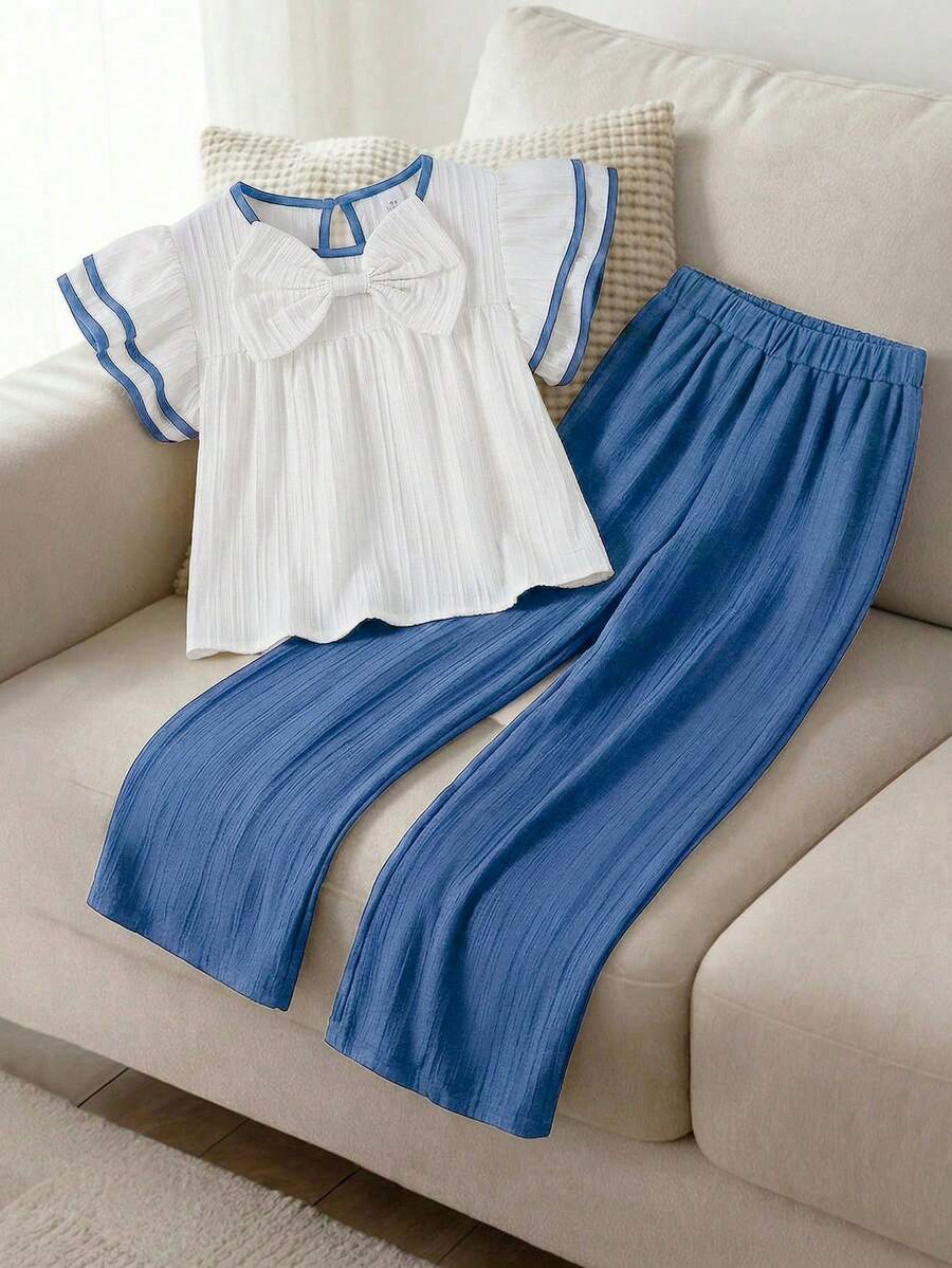 SHEIN 两件套女童休闲通勤套装,包括一件饰有波浪蝴蝶结的圆领荷叶袖宽松白色上衣和一条简约百搭的藏蓝色直筒裤,适合日常穿着。 - 藍色 - 查看 1