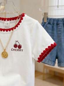 SHEIN Vintaside Kids Áo thun ngắn tay cổ tròn viền hoa màu trắng cho bé gái 6 tháng-3 tuổi, in chữ Cherry, quần áo trẻ em gái, áo thun ngắn tay cho bé gái, áo ngắn tay trắng đa năng cho bé gái, đường viền tinh tế ở cổ áo và gấu tay áo, họa tiết quả anh đào, họa tiết trái cây, họa tiết Anh Quốc, thích hợp cho mùa xuân/hè, mùa hè. - trắng - Xem 3