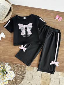 SHEIN 两件套女童夏季休闲甜美优雅街头风套装，黑色圆领T恤胸前饰有粉色蝴蝶结印花，搭配黑色长裤，适合上学和日常穿着。 - 黑色 - 查看 1
