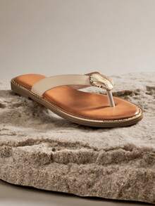 SHUZIA #CoastalChic 女士圆头金色贝壳装饰铆钉饰边米色纹理平底人字拖凉鞋——度假必备，自然优雅。 - 米色 - 查看 4