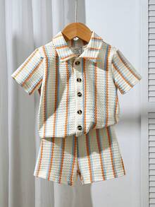 SHEIN Vintaside Kids 2件套春夏新款休闲纯色提花衬衫，纽扣口袋领，搭配松紧腰褶皱短裤，舒适百搭，适合男婴、儿童、幼儿穿着，尺码6个月至3岁。 - 彩色 - 查看 4