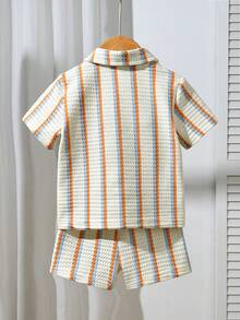 SHEIN Vintaside Kids 2件套春夏新款休闲纯色提花衬衫，纽扣口袋领，搭配松紧腰褶皱短裤，舒适百搭，适合男婴、儿童、幼儿穿着，尺码6个月至3岁。 - 彩色 - 查看 2