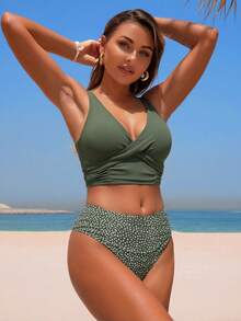 SHEIN Swim 夏季海灘無鋼環純色V領上衣與波點印花三角比基尼下褲，分體比基尼套裝 - 軍綠色 - 查看 1