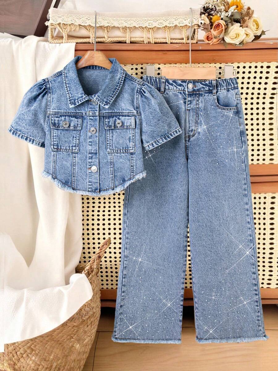 Bộ đồ hai mảnh cho bé gái mùa xuân hè 2026 kiểu retro, chất liệu denim xám xanh bạc màu, phối nhiều mảnh, hở eo. Áo tay ngắn cổ ve áo + quần ống rộng cạp cao rách gối. Phong cách thường ngày, cá tính, cá tính, thích hợp cho kỳ nghỉ hè, đi học, dạo phố. Bộ đồ đa năng, hàng hiệu. - Rửa nhẹ - Xem 1
