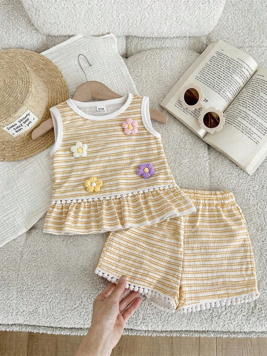 SHEIN Playful Pals Conjunto de top sin mangas de punto a rayas con flores 3D y shorts cómodos con adorno floral para niña bebé en verano - Amarillo - Ver 1