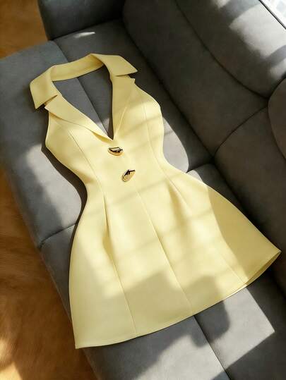 Franclia Vestido de mujer elegante con cuello halter y solapa de blazer, decoración metálica sexy, cintura ceñida, vestido corto [Vestido blazer halter de cuello blanco minimalista] - Tela crujiente, resistente a las arrugas con una sensación de calidad; El diseño del cuello halter expone el hombro y la línea del cuello, con un pequeño escote en V que no es demasiado revelador, la cantidad justa de sensualidad; Los acentos metálicos con hebilla en la parte delantera, la cintura ceñida + el bajo del vestido corto alarga las piernas, oculta las caderas y optimiza las proporciones. Combínalo con tacones altos para un aspecto pulido y elegante para la oficina, o complementa con un collar de cadena delicado para un atuendo elegante para una cita nocturna. Este es un "vestido holgado" versátil adecuado para múltiples ocasiones.