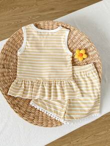 SHEIN Playful Pals Conjunto de top sin mangas de punto a rayas con flores 3D y shorts cómodos con adorno floral para niña bebé en verano - Amarillo - Ver 2