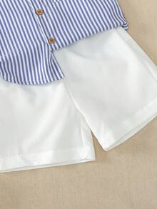 男婴两件套服装：蓝白条纹短袖翻领衬衫，配棕色纽扣和皮革贴片，搭配白色短裤，适合用餐、派对、生日等秋冬季场合。 - 彩色 - 查看 5