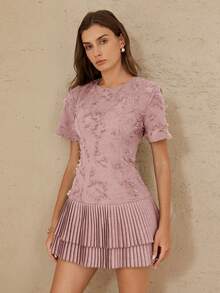 Vestido elegante y versátil para mujer con cuello redondo, manga corta, cintura ceñida, volantes en el bajo y textura con flecos en color verde oliva - Púrpura malva - Ver 4