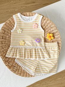 SHEIN Playful Pals Conjunto de top sin mangas de punto a rayas con flores 3D y shorts cómodos con adorno floral para niña bebé en verano - Amarillo - Ver 4