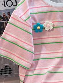 SHEIN EZwear 休闲条纹印花手工针织花卉超大号T恤，简约设计圆领短袖宽松女式T恤，适合日常通勤、约会、聚会、秋冬夏、圣诞节、新年、感恩节、派对、婚礼、海滩、毕业典礼、时尚、优雅、休闲、外出、约会、预订、通勤、闪亮、情人节、优雅、度假、休闲、Y2K、外出、毕业典礼等场合。 - 彩色 - 查看 5