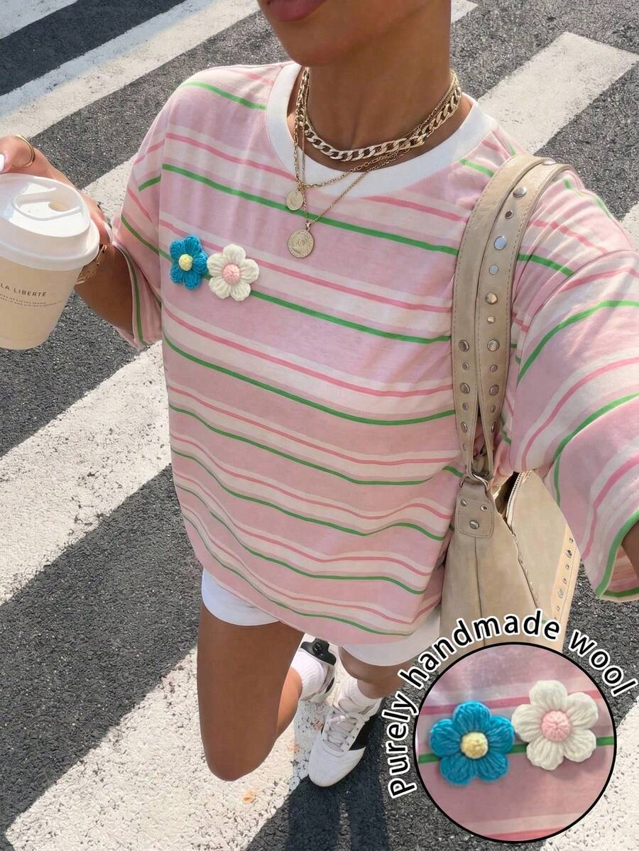 SHEIN EZwear 休闲条纹印花手工针织花卉超大号T恤，简约设计圆领短袖宽松女式T恤，适合日常通勤、约会、聚会、秋冬夏、圣诞节、新年、感恩节、派对、婚礼、海滩、毕业典礼、时尚、优雅、休闲、外出、约会、预订、通勤、闪亮、情人节、优雅、度假、休闲、Y2K、外出、毕业典礼等场合。 - 彩色 - 查看 1