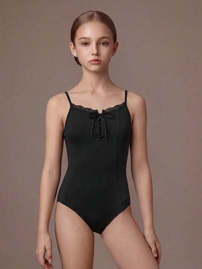 SHEIN Bộ áo liền quần màu đen cổ điển dành cho bé gái tuổi teen, với thiết kế viền ren tinh tế, kiểu dáng thanh lịch, chất liệu vải co giãn cao cấp, vẻ ngoài chuyên nghiệp và duyên dáng, phù hợp cho các lớp học khiêu vũ chuyên sâu, thi cử, biểu diễn sân khấu chuyên nghiệp và các cuộc thi, thoáng khí và thân thiện với da.