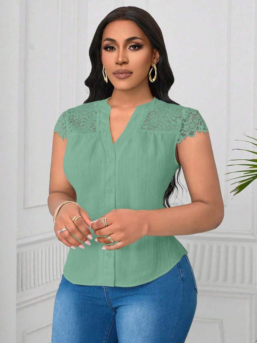 SHEIN Clasi 大码对比色蕾丝 V 领纹理面料衬衫 - 綠色 - 查看 1