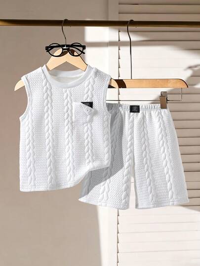 SHEIN Casuvi Kids 两件套男童可爱简约学院风休闲运动背心+短裤针织套装，胸前不规则口袋设计，纽扣装饰，适合上学、旅行、户外运动、购物、夏令营等场合。