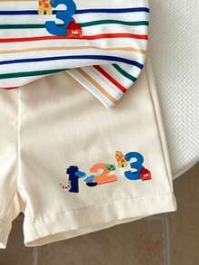 SHEIN Playful Pals Bộ áo thun ngắn tay cổ tròn cơ bản cho bé trai, nền trắng phối họa tiết sọc nhiều màu sắc, hình hoạt hình "1, 2, 3" ở bên phải, quần short màu be in hình hoạt hình tương ứng, mềm mại, thoáng mát, màu sắc tươi sáng, phong cách đáng yêu. - Nhiều màu - Xem 5