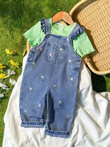 SHEIN Vintaside Kids 2件組女嬰套裝 可愛藍色花卉刺繡牛仔吊帶褲 & 素色短袖上衣 夏季休閒家庭穿搭百搭春季套裝 - 綠色 - 查看 4