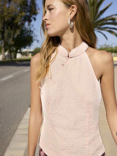 Nöista Top sin mangas con cuello Mao en color rosa, parte de un conjunto, con detalles de botones chinos en el cuello. Atuendo para festival, Día de la Madre, San Juan, casual, graduación.