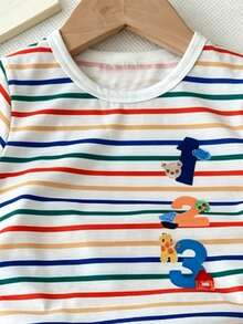 SHEIN Playful Pals Bộ áo thun ngắn tay cổ tròn cơ bản cho bé trai, nền trắng phối họa tiết sọc nhiều màu sắc, hình hoạt hình "1, 2, 3" ở bên phải, quần short màu be in hình hoạt hình tương ứng, mềm mại, thoáng mát, màu sắc tươi sáng, phong cách đáng yêu. - Nhiều màu - Xem 7