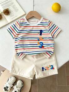 SHEIN Playful Pals Bộ áo thun ngắn tay cổ tròn cơ bản cho bé trai, nền trắng phối họa tiết sọc nhiều màu sắc, hình hoạt hình "1, 2, 3" ở bên phải, quần short màu be in hình hoạt hình tương ứng, mềm mại, thoáng mát, màu sắc tươi sáng, phong cách đáng yêu. - Nhiều màu - Xem 4