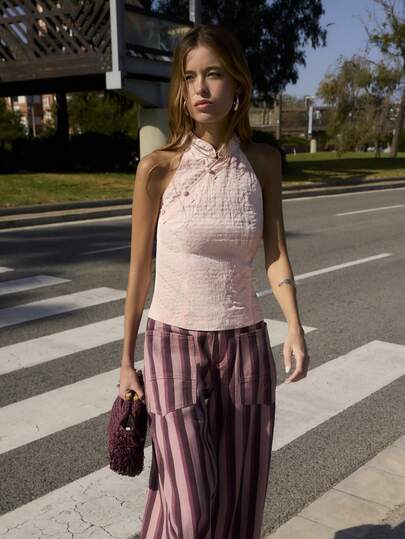Nöista Top sin mangas con cuello Mao en color rosa, parte de un conjunto, con detalles de botones chinos en el cuello. Atuendo para festival, Día de la Madre, San Juan, casual, graduación.