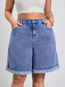 SHEIN CURVE+ 大码女式带口袋纽扣休闲百搭日常牛仔短裤，春夏皆宜，适合嘉年华、通勤、度假、毕业季等场合，时尚又充满Y2K风格，可爱街头风，性感派对、婚礼、商务休闲皆可穿着。女式休闲浅色水洗牛仔百慕大短裤，卷边裤脚带口袋，蓝色 - 深色水洗藍 - 查看 4