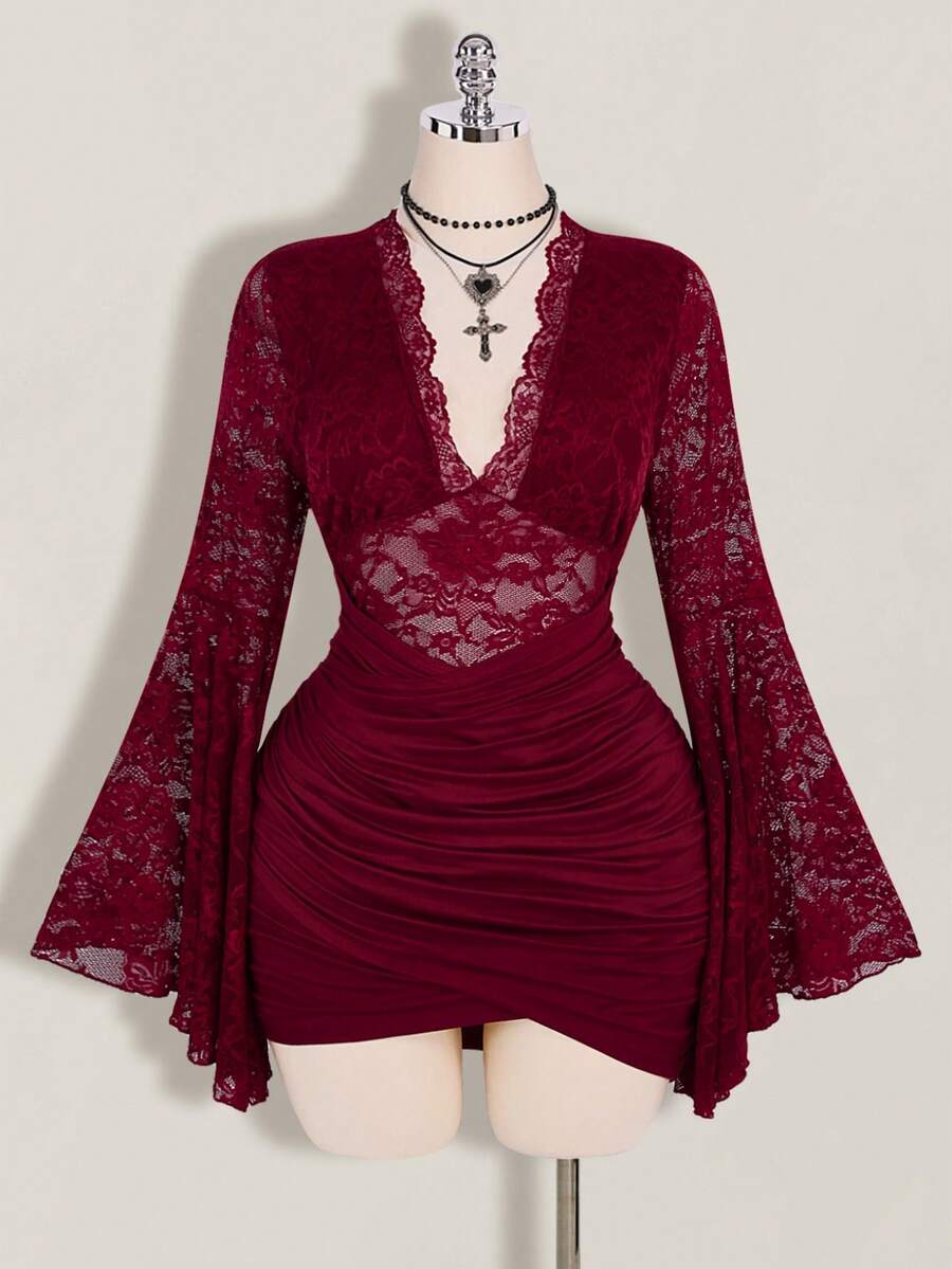 SHEIN ICON Đầm ôm sát cỡ lớn cổ chữ V, vạt chéo, chất liệu ren, kiểu dáng retro Gothic Y2K, tay loe. - Màu Đỏ Sâu - Xem 1