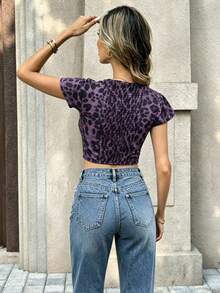 SHEIN PariChic Áo kiểu nữ mùa hè kiểu Pháp, cổ chữ V, tay ngắn, ôm sát, họa tiết da báo, màu tím, phong cách thường ngày, đa năng. - Màu tím - Xem 2