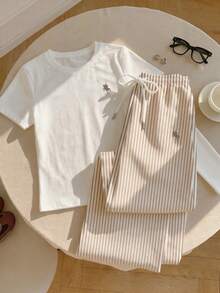 SHEIN EZwear Bộ 2 món gồm áo tay ngắn cổ tròn thêu và quần in họa tiết kẻ sọc, phong cách thường ngày. - Màu Khaki - Xem 6