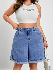 SHEIN CURVE+ 大码女式带口袋纽扣休闲百搭日常牛仔短裤，春夏皆宜，适合嘉年华、通勤、度假、毕业季等场合，时尚又充满Y2K风格，可爱街头风，性感派对、婚礼、商务休闲皆可穿着。女式休闲浅色水洗牛仔百慕大短裤，卷边裤脚带口袋，蓝色 - 深色水洗藍 - 查看 2