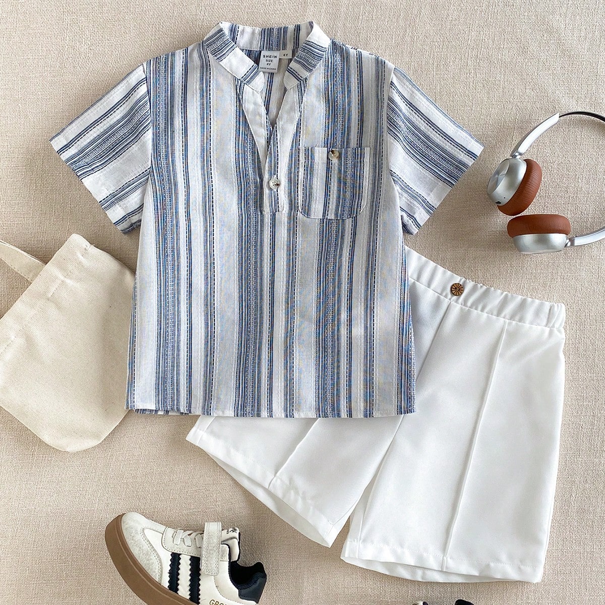 Piezas Conjunto de camisa de manga corta con cuello en V a rayas y pantalones cortos blancos, elegante y casual para niños, adecuado para uso diario,