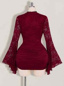 SHEIN ICON Đầm ôm sát cỡ lớn cổ chữ V, vạt chéo, chất liệu ren, kiểu dáng retro Gothic Y2K, tay loe. - Màu Đỏ Sâu - Xem 2