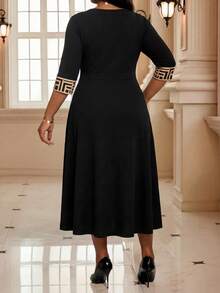 SHEIN Lady CURVE Đầm ngắn tay cổ tròn in họa tiết hình học dành cho nữ cỡ lớn - màu đen - Xem 2
