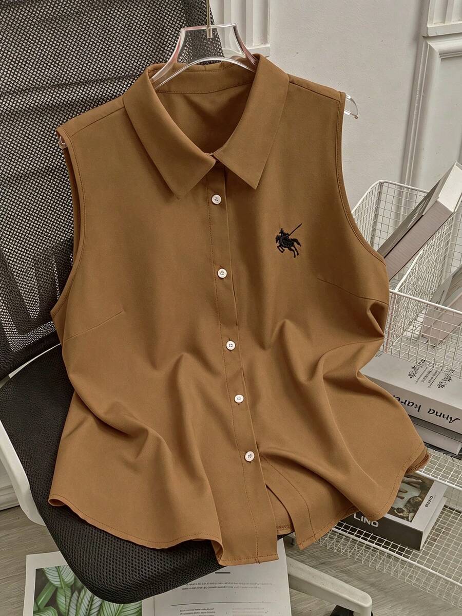 SHEIN LUNE 加大码纽扣刺绣骑士领polo衫,适合日常通勤 - 咖啡棕 - 查看 1