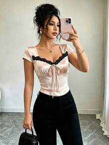 Qadelle Áo thun nữ tay ngắn ôm sát, lãng mạn, tinh tế, thanh lịch với viền ren, chất liệu phối màu, cổ áo bất đối xứng, thắt nơ. - Màu be - Xem 4