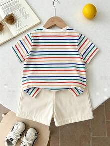 SHEIN Playful Pals Bộ áo thun ngắn tay cổ tròn cơ bản cho bé trai, nền trắng phối họa tiết sọc nhiều màu sắc, hình hoạt hình "1, 2, 3" ở bên phải, quần short màu be in hình hoạt hình tương ứng, mềm mại, thoáng mát, màu sắc tươi sáng, phong cách đáng yêu. - Nhiều màu - Xem 2