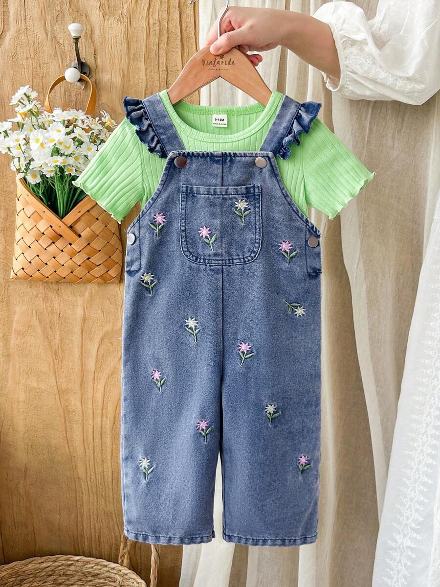 SHEIN Vintaside Kids 2件組女嬰套裝 可愛藍色花卉刺繡牛仔吊帶褲 & 素色短袖上衣 夏季休閒家庭穿搭百搭春季套裝 - 綠色 - 查看 1