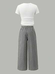 SHEIN Tween女孩經典格紋休閒套裝 2件組，白色小馬刺繡抓皺短袖T恤搭配黑白格紋寬腿褲，簡約學院風兒童套裝，夏季親膚日常校園穿搭，小眾設計感女孩風Tween女孩服飾 - 黑與白 - 查看 4