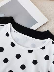 Bộ đồ 2 mảnh cho bé gái tuổi teen: Áo thun tay ngắn dáng suông bất đối xứng với chi tiết trang trí ở vai. Bộ đồ 2 mảnh này được thiết kế dành cho những bé gái sành điệu, bao gồm một áo thun tay ngắn màu trắng ngà cổ điển và một áo thun tay ngắn màu đen thanh lịch. Mỗi chiếc áo đều có đường viền bất đối xứng độc đáo, với phần xếp ly bên hông tạo dáng, cùng điểm nhấn trang trí tinh tế ở vai, khéo léo kết hợp sự thoải mái với phong cách hiện đại. Thích hợp cho mặc hàng ngày, đi học hoặc đi chơi. - Đen và trắng - Xem 3