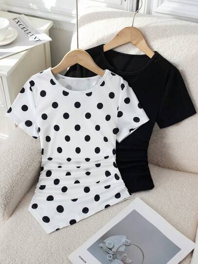 Bộ đồ 2 mảnh cho bé gái tuổi teen: Áo thun tay ngắn dáng suông bất đối xứng với chi tiết trang trí ở vai. Bộ đồ 2 mảnh này được thiết kế dành cho những bé gái sành điệu, bao gồm một áo thun tay ngắn màu trắng ngà cổ điển và một áo thun tay ngắn màu đen thanh lịch. Mỗi chiếc áo đều có đường viền bất đối xứng độc đáo, với phần xếp ly bên hông tạo dáng, cùng điểm nhấn trang trí tinh tế ở vai, khéo léo kết hợp sự thoải mái với phong cách hiện đại. Thích hợp cho mặc hàng ngày, đi học hoặc đi chơi.