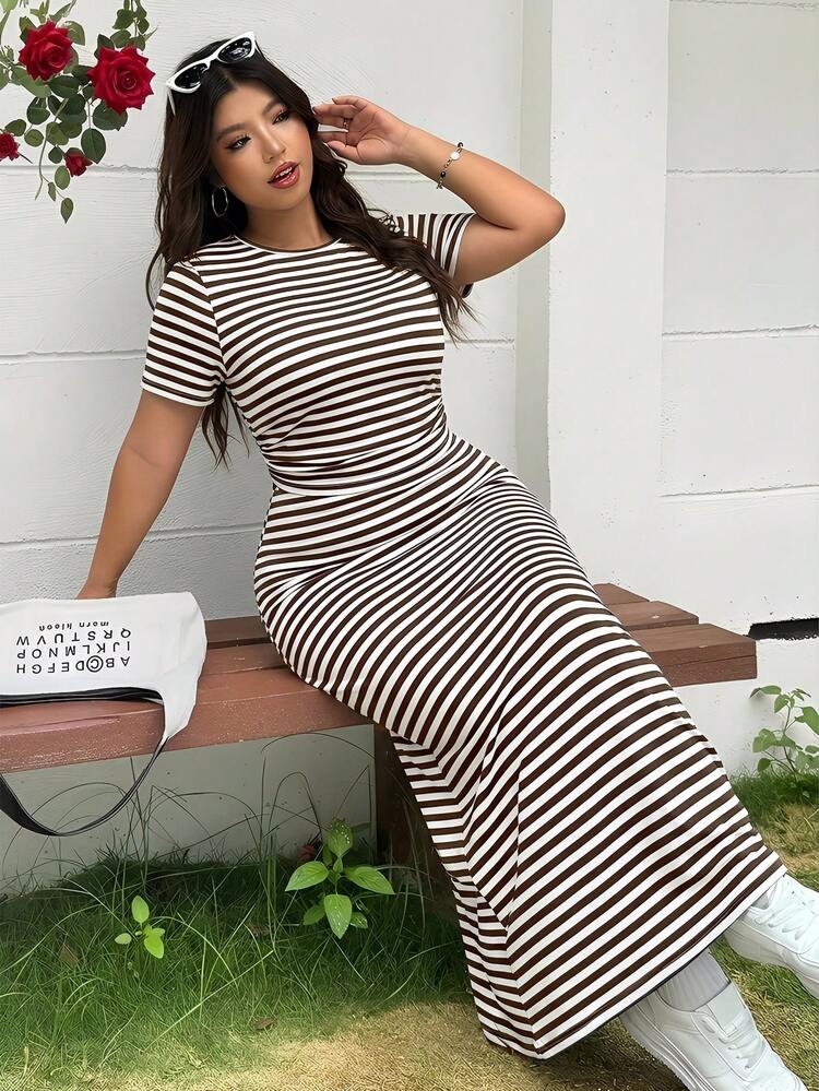 Solflare Conjunto de 2 piezas: Camiseta casual de vacaciones color marrón y vestido largo a rayas de talla grande - Marrón - Añade 6
