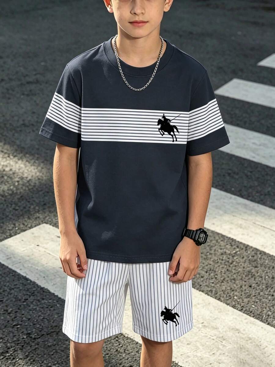 1套青少年男孩夏季海軍藍條紋短袖T恤+直條紋短褲2件套,馬術標誌休閒風兒童夏季套裝,學院風男孩夏季套裝,海軍藍與白色拼接+馬術標誌,藍白條紋褲子與上衣配色條紋拼接 - 彩色 - 查看 1