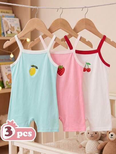 SHEIN Genkimix Kids Mono para niña, disponible en 3 colores: Azul celeste con tirantes y ribetes blancos, Amarillo limón con estampado juguetón en el pecho, Rosa con tirantes y ribetes blancos, estampado de fresa vibrante en el pecho, Blanco con tirantes y ribetes rojo cereza, dos estampados de cereza roja en el pecho. Estilos frescos y dulces adecuados para el uso en verano.
