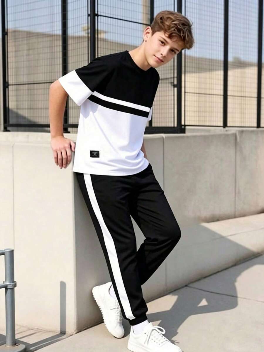 Vacaura 2 pezzi/set Maglietta a girocollo casual e pantaloni sportivi con stampa a blocchi di colore in contrasto per ragazzi adolescenti, tessuto confortevole, vestibilità slim, adatto per più stagioni - Bianco e nero - Visualizzare 1