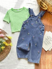 SHEIN Vintaside Kids 2件組女嬰套裝 可愛藍色花卉刺繡牛仔吊帶褲 & 素色短袖上衣 夏季休閒家庭穿搭百搭春季套裝 - 綠色 - 查看 3