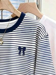 Resyla Kaos Wanita Minimalis Modis dengan Motif Garis-Garis dan Bordir Pita, Kerah Bulat, Hadiah untuk Teman - MultiWarna - View 3