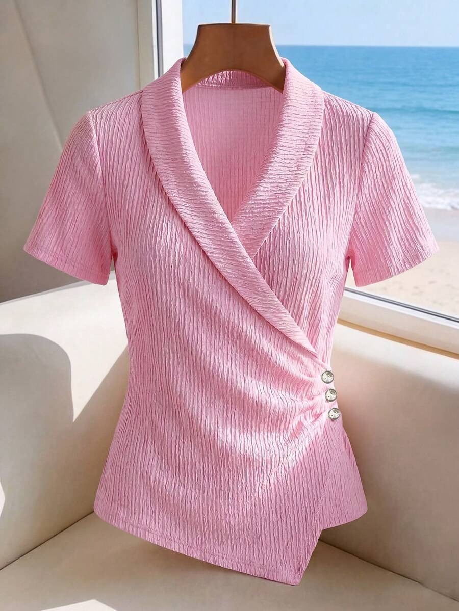 GlowEve CURVE Camiseta con cuello, fruncido y decoración de botones de strass para tallas grandes - Rosa - Ver 1