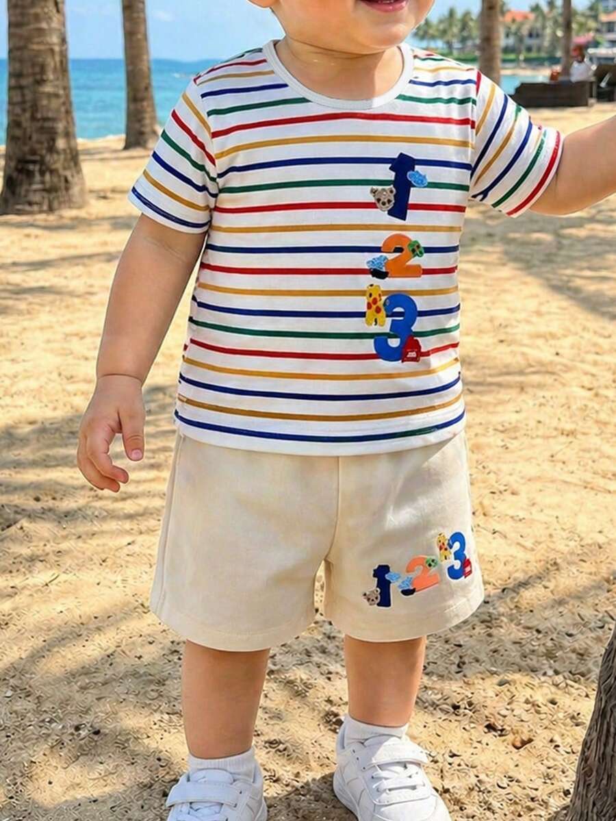 SHEIN Playful Pals Bộ áo thun ngắn tay cổ tròn cơ bản cho bé trai, nền trắng phối họa tiết sọc nhiều màu sắc, hình hoạt hình "1, 2, 3" ở bên phải, quần short màu be in hình hoạt hình tương ứng, mềm mại, thoáng mát, màu sắc tươi sáng, phong cách đáng yêu. - Nhiều màu - Xem 1