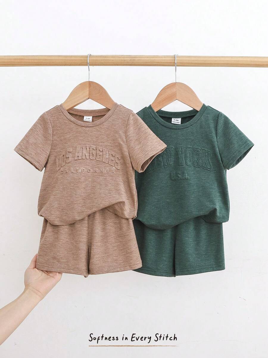 Cozy Pixies 两件套男婴字母压纹圆领短袖T恤和短裤休闲套装 - 棕色 - 查看 1