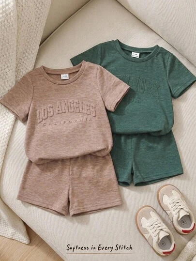 Cozy Pixies Bộ đồ thường ngày 2 món cho bé trai: áo thun ngắn tay cổ tròn in chữ và quần short.